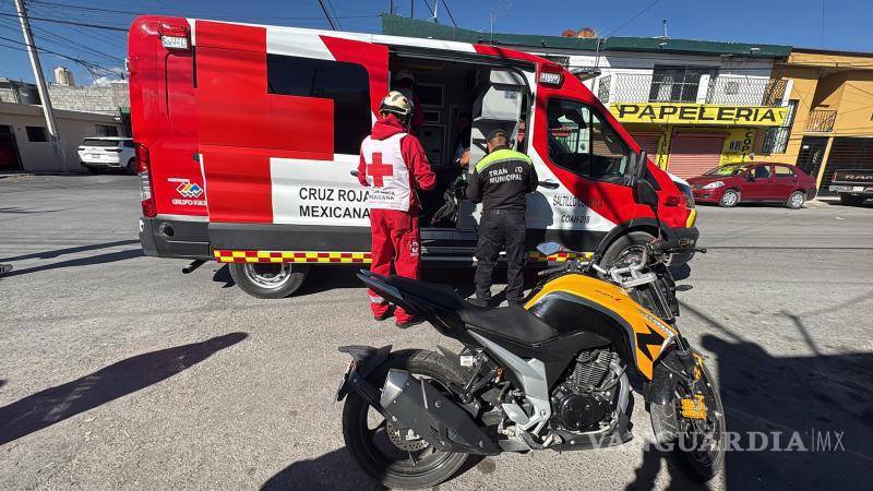 $!La motocicleta quedó dañada luego de que el conductor frenó de manera repentina.