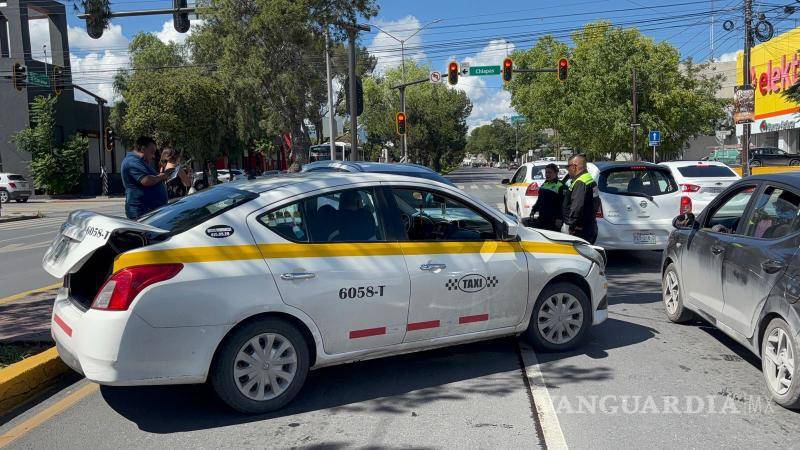$!Un taxi fue una de las unidades más afectadas tras el percance, ya que además del impacto inicial terminó proyectado contra otro automóvil que se encontraba detenido en la fila de espera.
