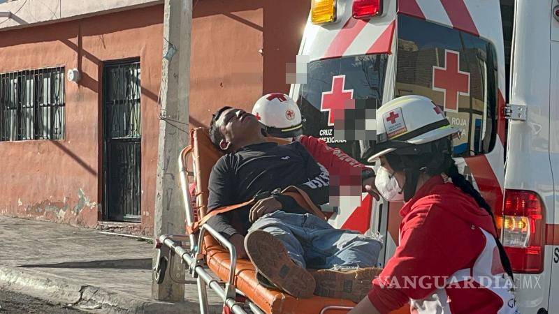 $!El joven se encuentra en el Hospital General de Saltillo, donde está siendo tratado por fracturas y lesiones graves tras el ataque.