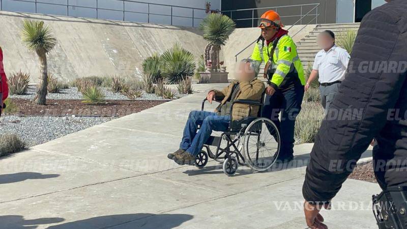 $!Autoridades acudieron al sitio minutos después del desplome para asegurar el área e iniciar las diligencias.