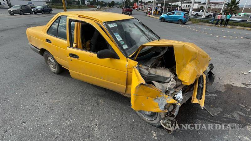 $!La calzada Antonio Narro y el cruce de Antonio Cárdenas se mantuvieron parcialmente bloqueados tras el accidente.