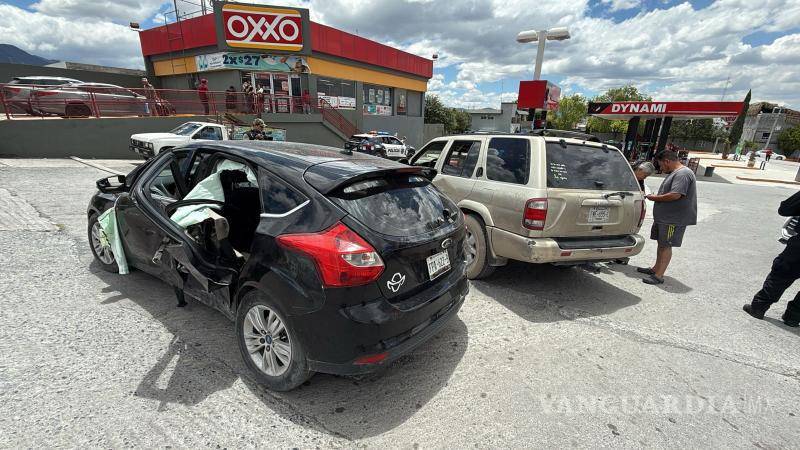 $!El choque ocurrió en el cruce de Emiliano Zapata y bulevar Otilio González, donde se registraron importantes daños materiales.