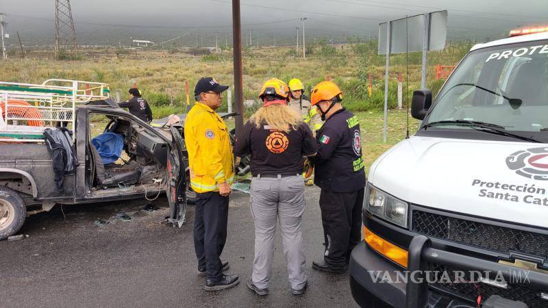 $!Elementos de Protección Civil, Cruz Roja, Fuerza Civil y Auxilio Vial acudieron al sitio para atender a los lesionados y coordinar las acciones de emergencia tras el percance.