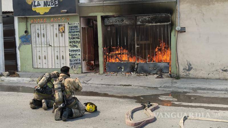 $!Los bomberos lograron controlar las llamas rápidamente, evitando que el incendio se propagara a casas vecinas en la colonia Nuevo Mirasierra.