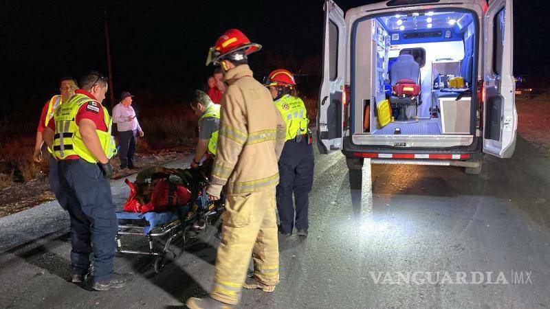 $!Paramédicos de bomberos atendieron de manera inmediata a los ocupantes de la motocicleta, brindando primeros auxilios en el lugar.