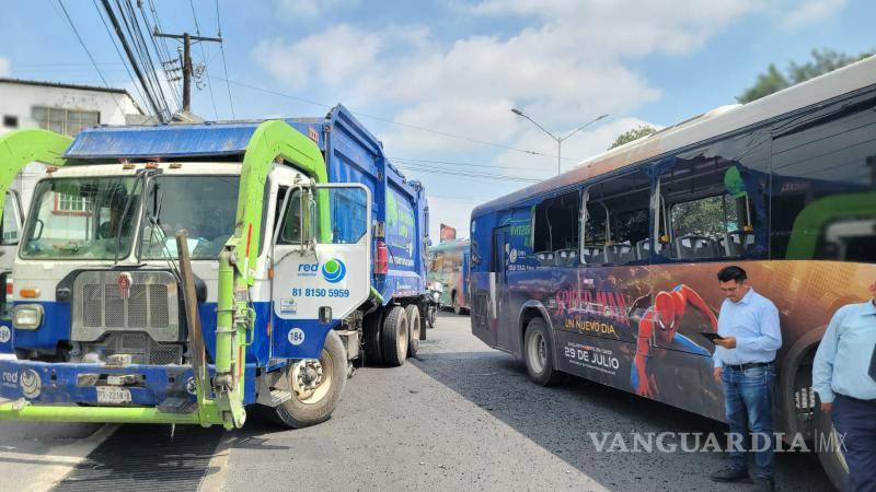$!Un saldo de seis personas lesionadas dejó el choque entre un camión urbano y una unidad recolectora de basura, en Nuevo León.