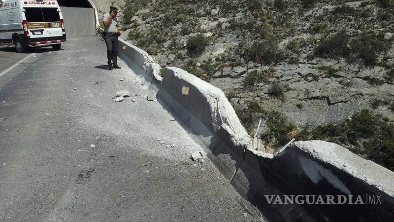$!El camión de carga quedó volcado, evitando una caída al barranco.