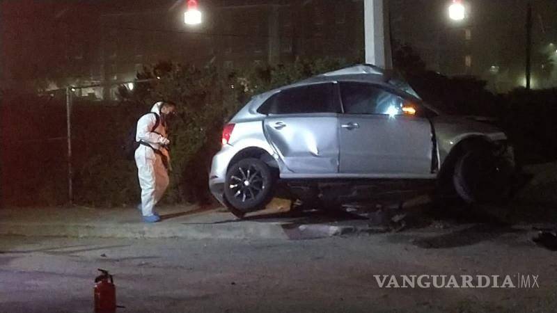 $!De acuerdo con autoridades de Tránsito Municipal, el pavimento mojado por el mal clima pudo influir por la fuerza del choque.