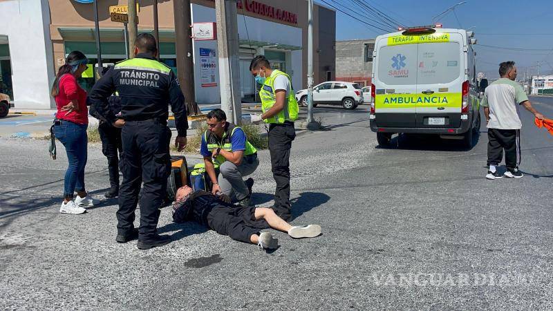 $!El motociclista fue atendido por paramédicos tras ser derribado por un automovilista en la colonia Ampliación Morelos.