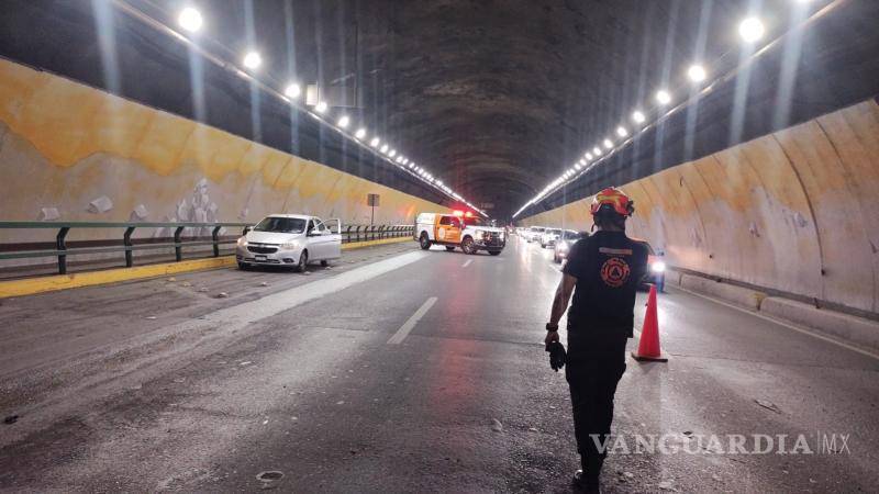 $!Cierran Túnel de la Loma Larga por caída de concreto; vialidad en Monterrey colapsa