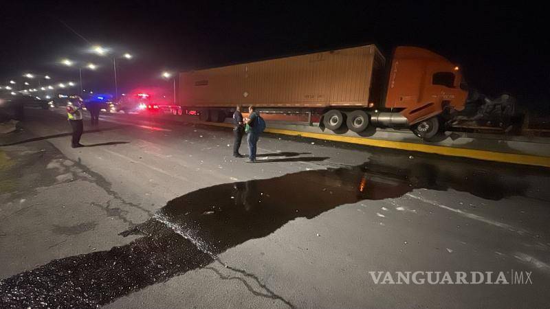 $!Bomberos atendieron el derrame de diésel provocado por los daños en los depósitos de combustible.