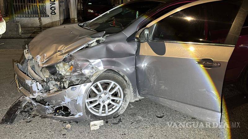 $!Un choque en el cruce de Emilio Carranza y Lerdo de Tejada dejó a una mujer lesionada y a un conductor consignado.