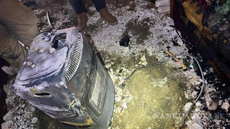 $!Vecinos apoyaron para controlar el fuego antes del arribo de los cuerpos de emergencia.