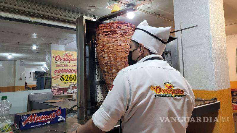 $!Víctor Vargas, quien junto a familiares y conocidos de los municipios de Tulancingo y Acaxochitlán, colocaron desde hace siete años la taquería “Los Hidalguenses”, sobre Periférico frente a la Iglesia de Lourdes.