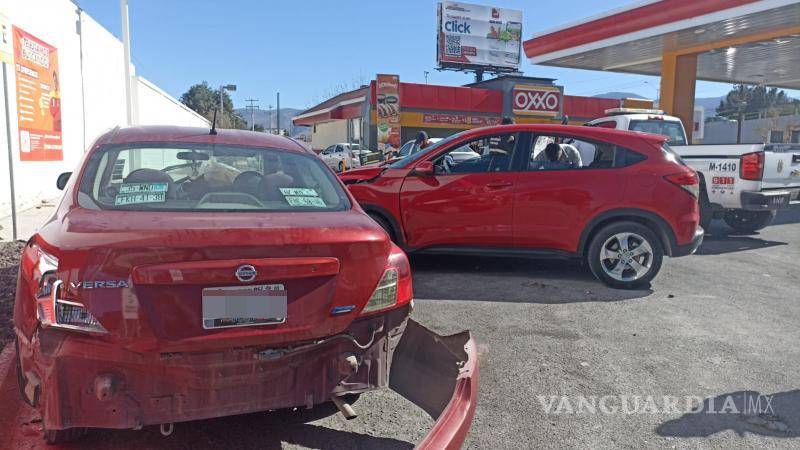 $!El automóvil se salió del camino y chocó contra la camioneta estacionada.