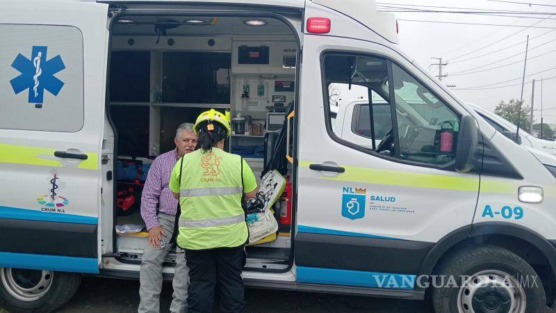 $!El conductor del vehículo fue valorado en el lugar por una ambulancia del Sector Salud que determinó que no era necesario su traslado