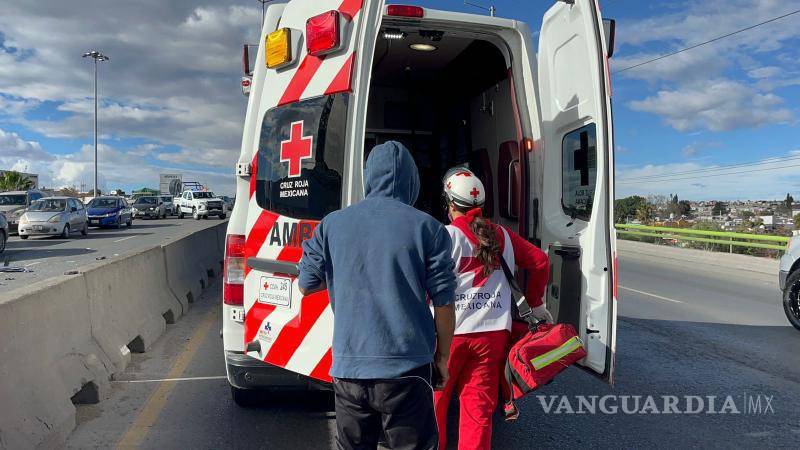 $!Paramédicos de la Cruz Roja atendieron a la conductora del Chevrolet Aveo, quien fue trasladada a un hospital tras el choque en el periférico.