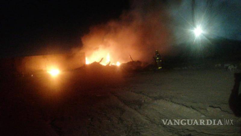 $!Madera, plástico y hasta láminas fue lo que se consumió por el fuego durante la noche en unos tejabanes de la colonia Postal Cerritos de Saltillo.