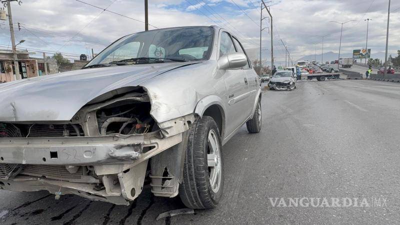 $!Elementos de Tránsito Municipal realizaron el cierre parcial del carril para atender el percance.