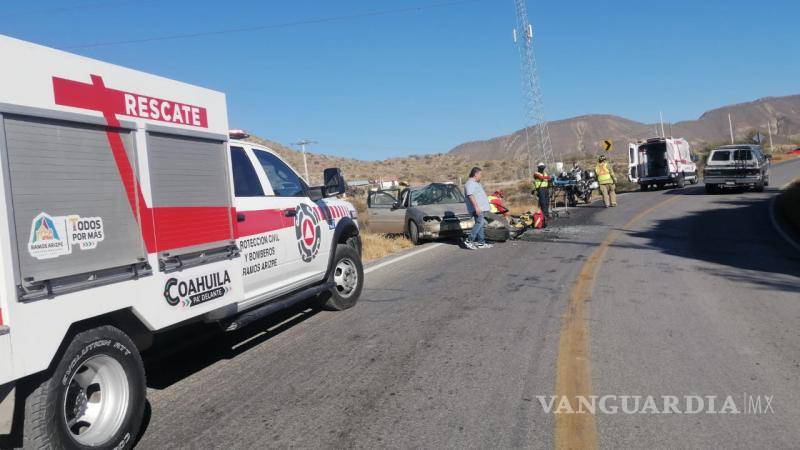 $!Unidades de emergencia se concentraron en el sitio para brindar apoyo a los cinco lesionados y retirar los vehículos dañados.