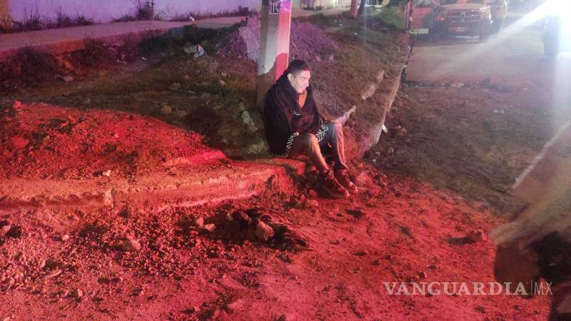 $!Rescatan a hombre que cayó tres metros en zanja de obras de drenaje pluvial en NL