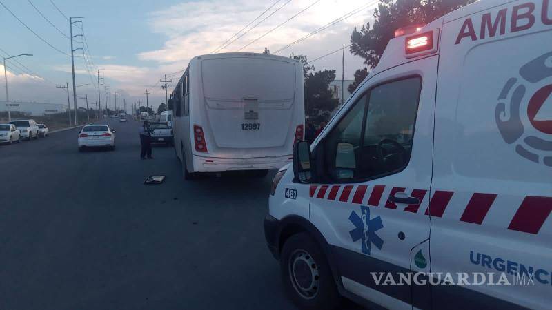 $!Tras el golpe el camión sufrió daños en su costado lateral derecho, terminando destruida parte de la lámina.