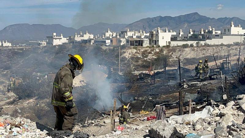 $!El fuego consumió completamente las viviendas improvisadas, mientras los rescatistas combatían las llamas alimentadas por basura y maleza en el predio.