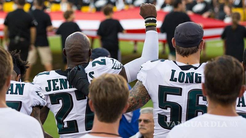 $!Jugador de la NFL se impone al reglamento y protesta contra el racismo en pleno himno