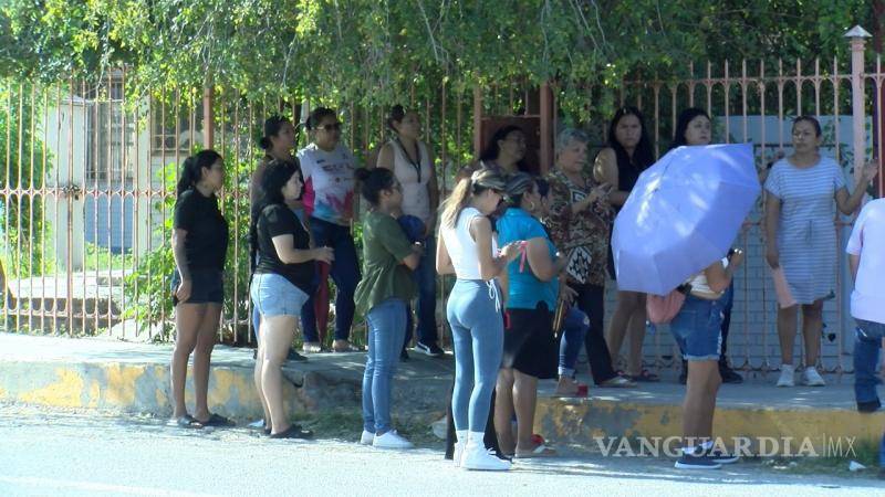 $!Padres de familia se manifestaron frente a la escuela para exigir justicia por la agresión a un alumno de segundo grado.