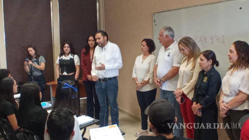 $!Jóvenes y adultos participan en las primeras clases del curso de idioma coreano.