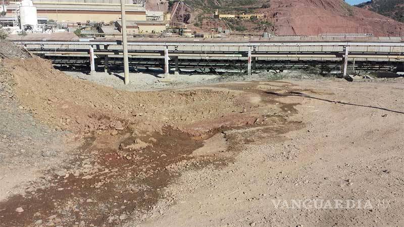 $!Vuelca pipa con ácido débil en Sonora; analizan daños