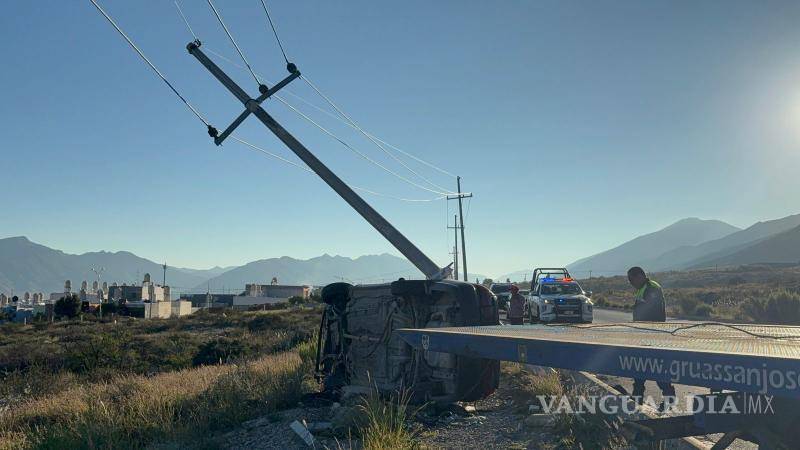 $!Oficiales de Tránsito Municipal abanderaron la zona mientras se retiraba el vehículo con grúas para restablecer la circulación.