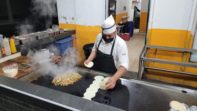 $!Como se acostumbra en taquerías del centro y sur de México, “Los Hidalguenses” preparan los guisos en un cazo circular, además de agregar trozos de nopal a las órdenes de tacos.