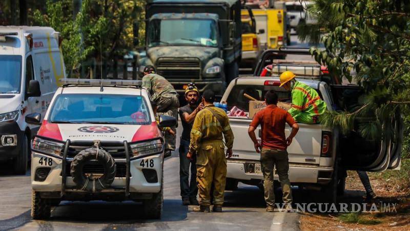 $!Al menos 20 combatientes de CONAFOR de 9 entidades combaten el incendio.