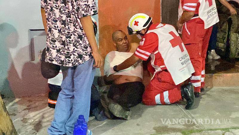 $!El afectado, Samuel “N”, de 55 años, fue evaluado por paramédicos de la Cruz Roja.