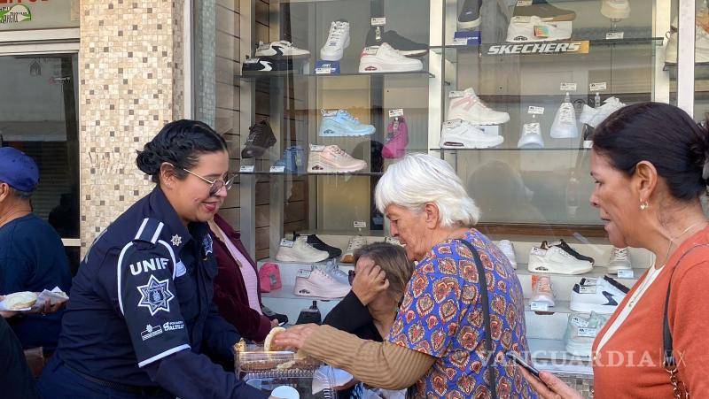 $!Adultos mayores recibieron bebidas calientes y pan mientras aguardaban su turno en el banco.