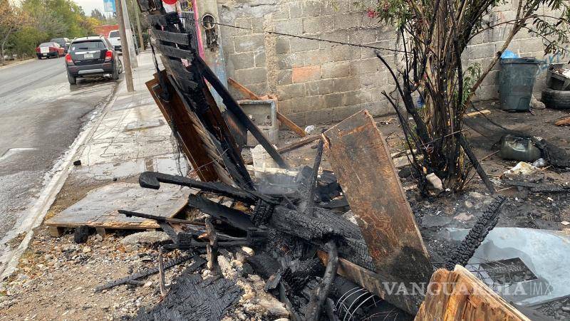 $!El fuego consumió un tejabán y afectó una vivienda dentro de la propiedad, aunque no hubo víctimas.