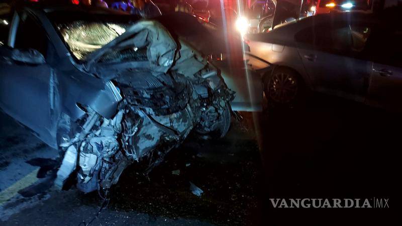 $!Aparatoso choque frontal deja cuatro lesionados, entre ellos una menor, en Arteaga