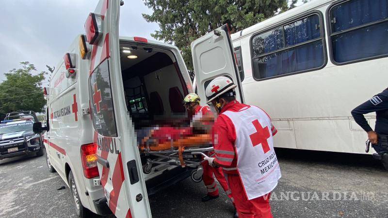 $!Paramédicos De la Cruz Roja trasladaron a Kevin Alejandro “N” al Hospital General después del ataque.