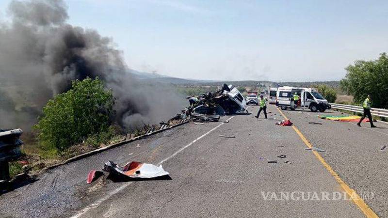 Reportan al menos 21 muertos en trágico accidente en autopista de Puebla