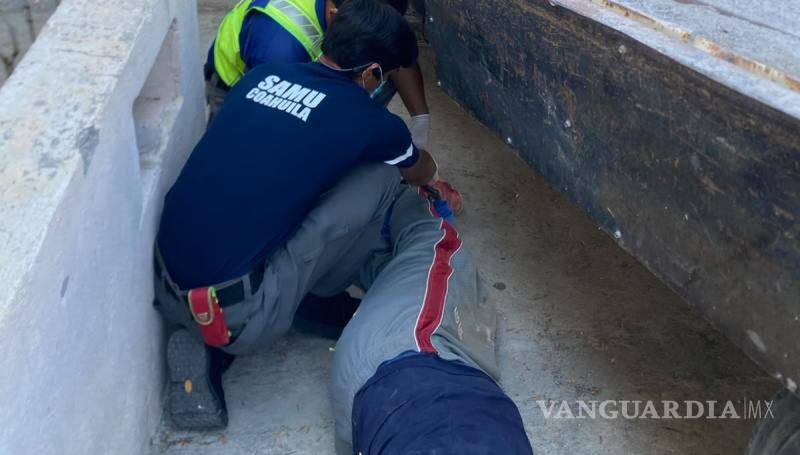 $!Avanza camión durante descarga, trabajador salta y termina lesionado en Saltillo