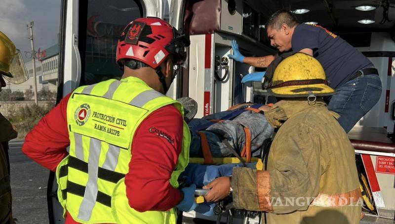 $!Personal de emergencia trasladó a los lesionados a la Clínica Dos del IMSS para su atención médica.
