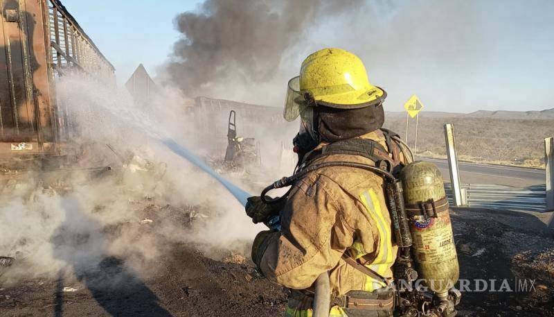 $!Bomberos de Saltillo sofocan las llamas tras el incendio de dos tractocamiones en la vía de Torreón a Saltillo.