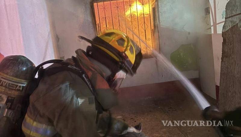 $!Vecinos alertaron al 911 tras observar las llamas durante la madrugada.