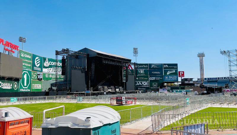 $!Elementos de seguridad revisan los accesos al Estadio de la Revolución antes del concierto.