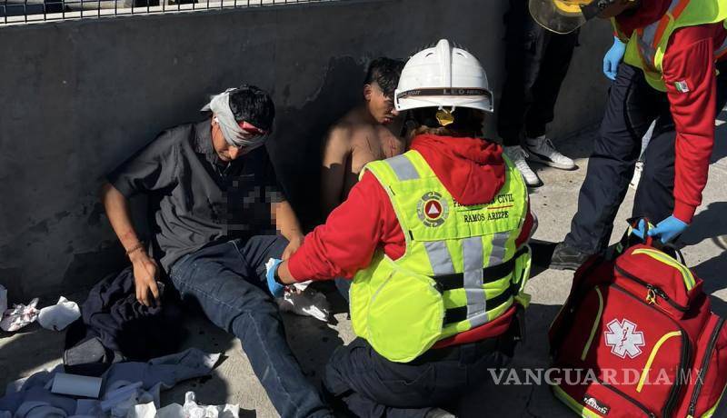 $!Dos jóvenes de 19 años recibieron atención prehospitalaria tras el accidente.
