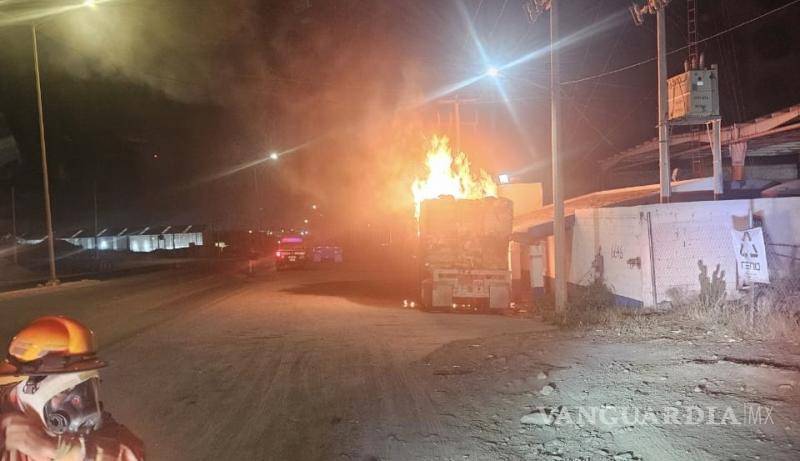 $!El tráiler incendiado dejó solo daños materiales, los cuales serán cubiertos por la empresa dueña del camión.