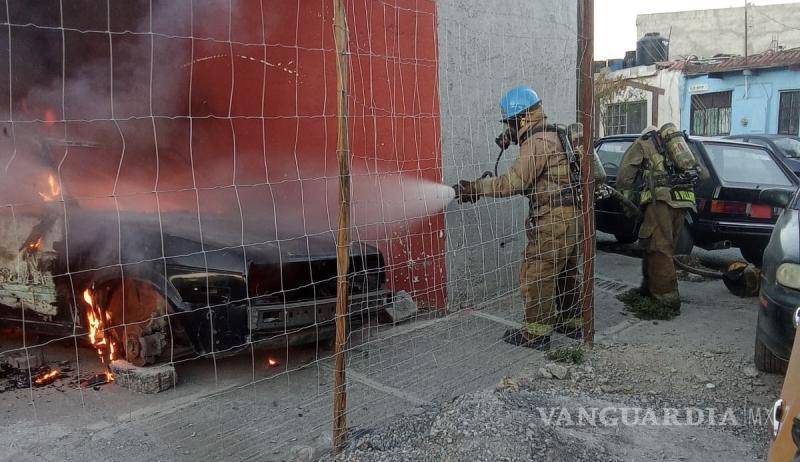 $!Vecinos alertaron a las autoridades tras observar humo y fuego en el establecimiento.