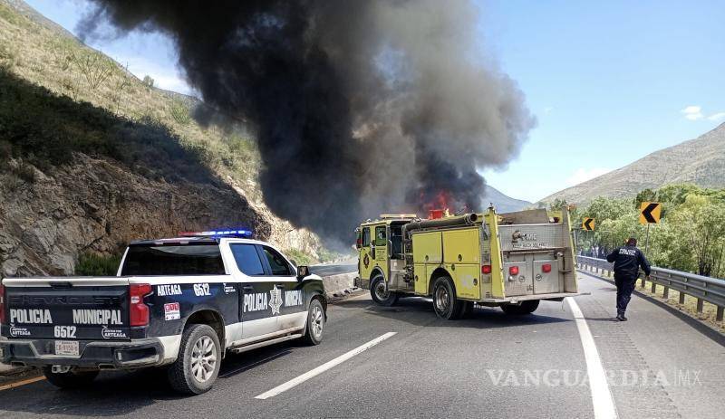 $!Bomberos de Arteaga y personal de CAPUFE trabajaron por varios minutos para sofocar el fuego que consumió la unidad de carga.
