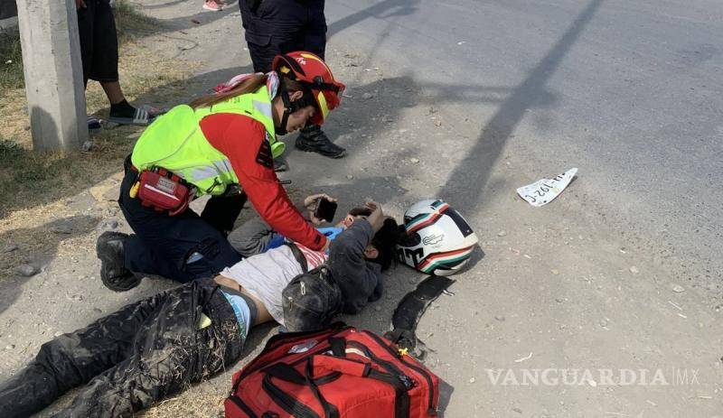 $!El motociclista lesionado fue atendido por paramédicos antes de ser trasladado a la Clínica Dos del IMSS.
